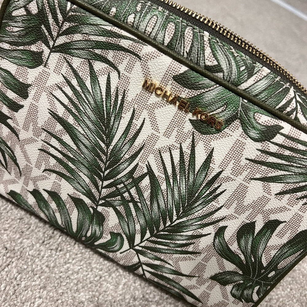BRAND NEW MK JET SET LG EW CROSSBODY IN OLIVE/PALM 💚🤍🤎
